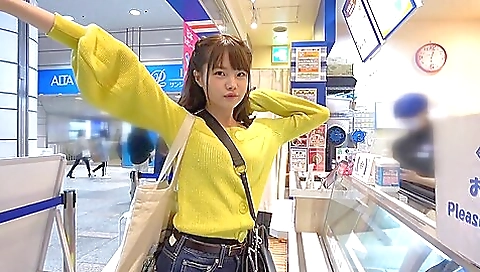 裏筋舐めながら上目遣いでチンポを咥えるスレンダー美少女