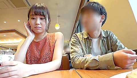 色白ビッチの美人グラドルをナンパして彼氏の前で潮吹き絶頂